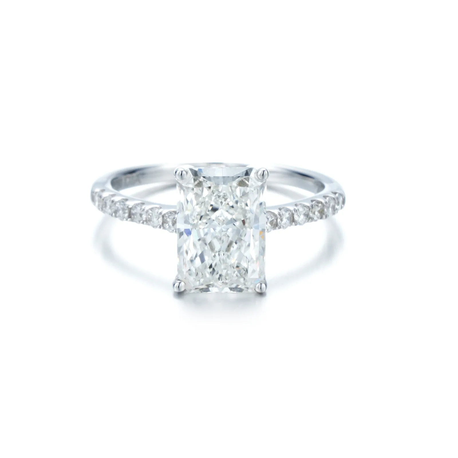 1953ff64276d42699f7dd1274aed60e4 18K Lab-Grown Diamond Ring - Image 1